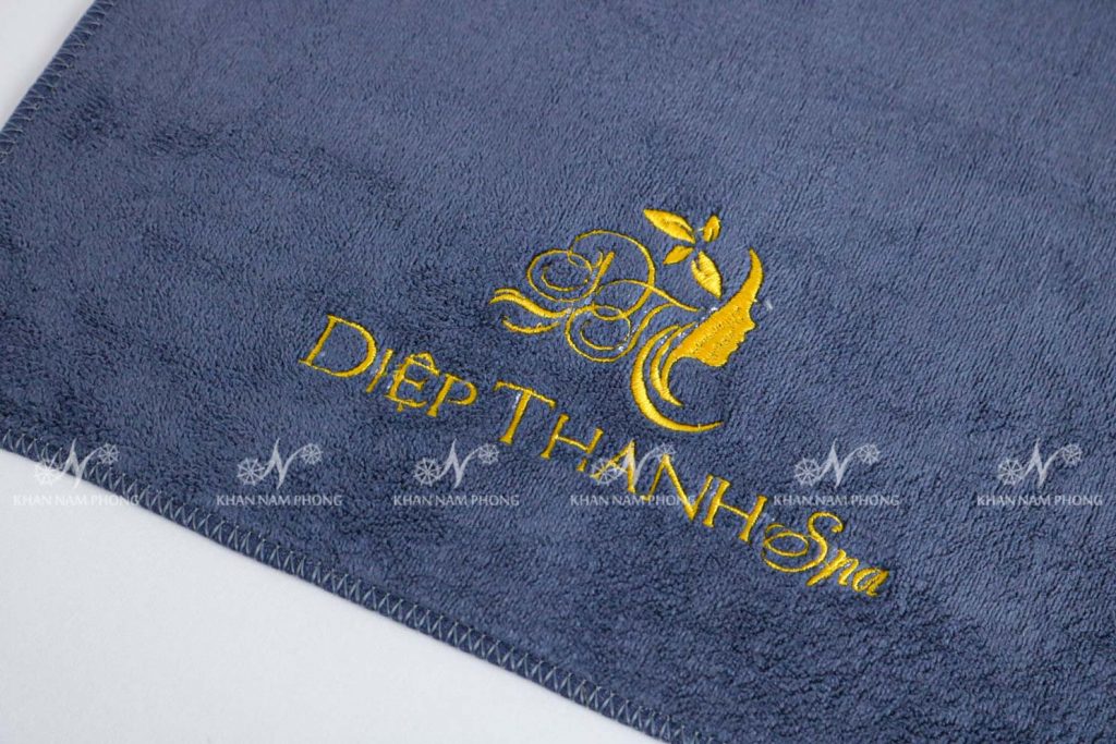 Khăn Quấn Tóc Spa Microfiber Màu Xám Thêu Logo Kt - 35X75Cm Khăn Quấn Tóc Spa Microfiber Màu Xám Thêu Logo KT - 35x75cm