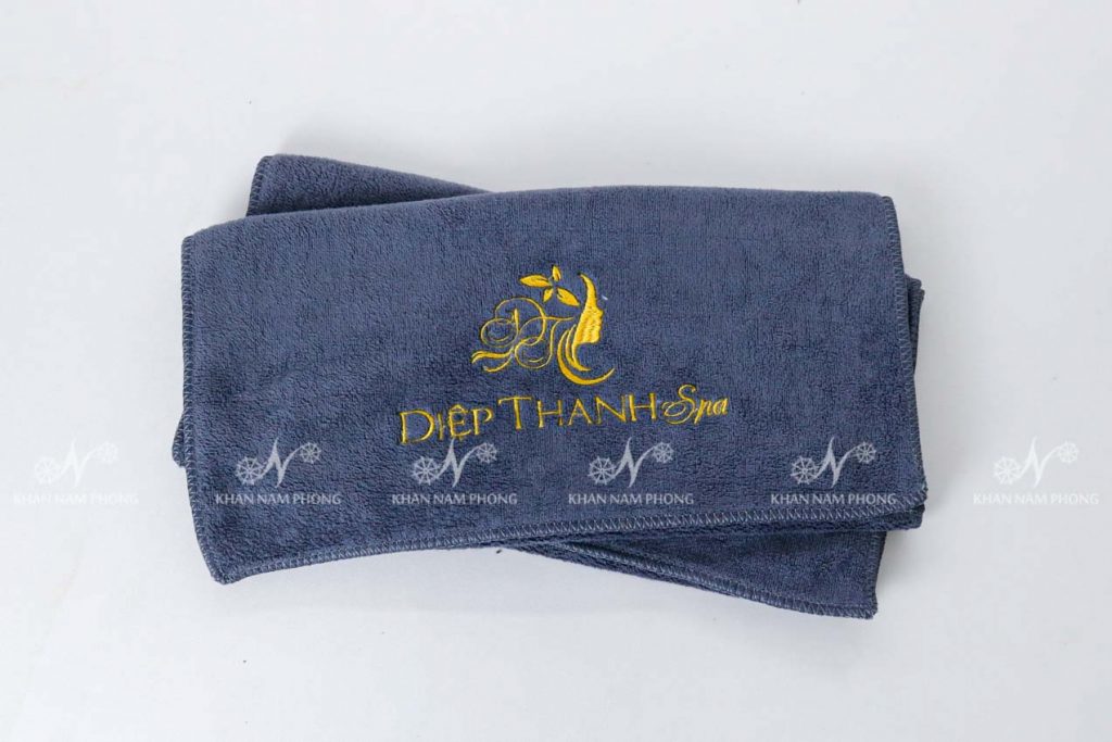 Khăn Quấn Tóc Spa Microfiber Màu Xám Thêu Logo Kt - 35X75Cm Khăn Quấn Tóc Spa Microfiber Màu Xám Thêu Logo KT - 35x75cm