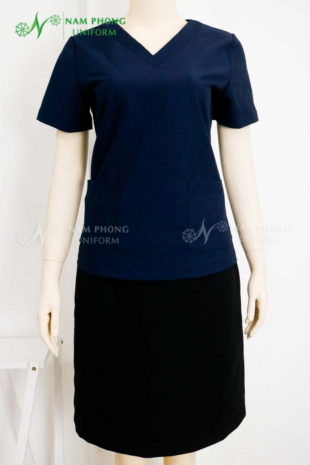 Váy Đồng Phục Spa Nữ Màu Xanh Cổ Tim Màu Xanh Than Cotton Nhật Hình ảnh DPSP – Dạng Váy Cổ Tim Màu Xanh
