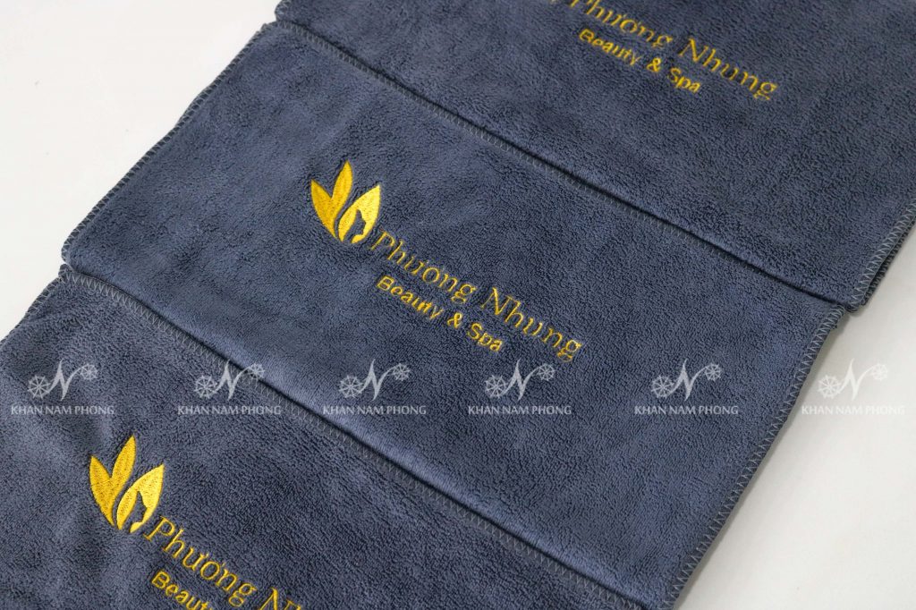 Khăn Quấn Tóc Spa Microfiber Màu Xám Thêu Logo Kt - 35X75Cm Khăn Quấn Tóc Spa Microfiber Màu Xám Thêu Logo KT - 35x75cm