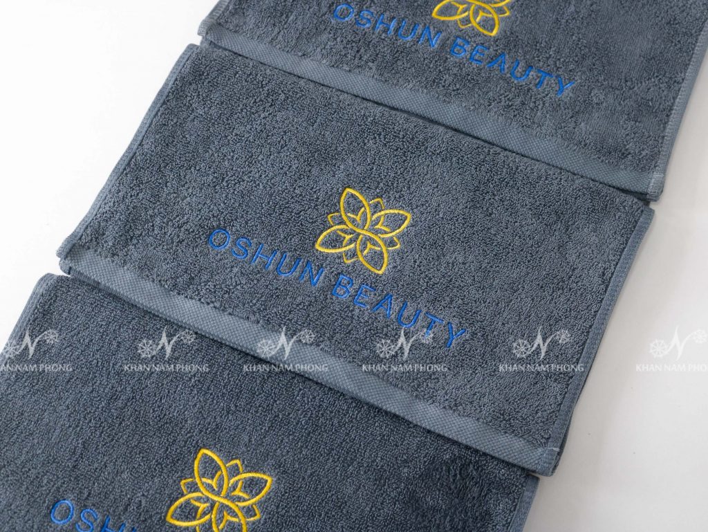 Khăn Quấn Tóc Spa Màu Xám 100% Cotton Thêu Logo Oshun Beauty Kt- 34X80Cm Khăn Quấn Tóc Spa Màu Xám 100% Cotton Thêu Logo Oshun Beauty KT- 34x80cm