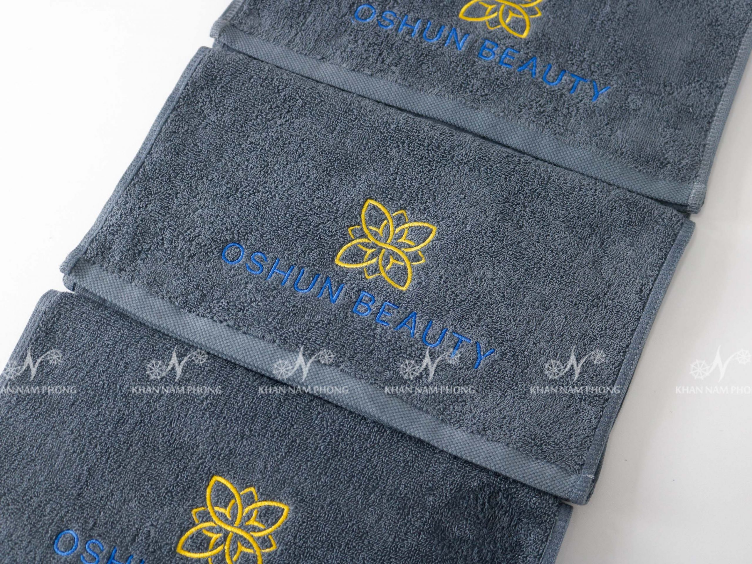 Khăn Spa, Khăn Gội Đầu 100% Cotton Thêu Logo OSHUN BEAUTY Màu Xám Khăn Spa, Khăn Gội Đầu 100% Cotton Thêu Logo OSHUN BEAUTY Màu Xám