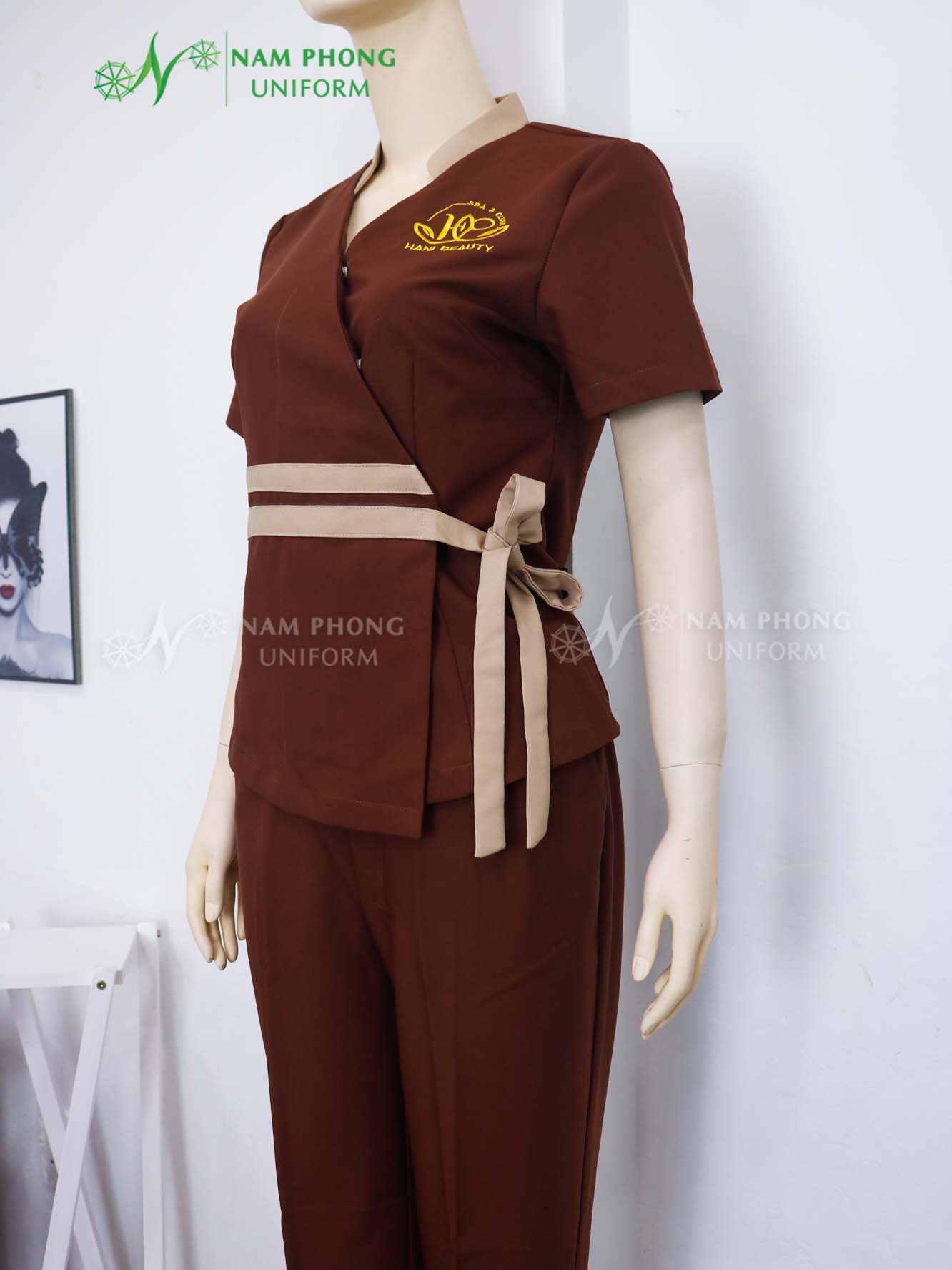 Quần Áo Đồng Phục Màu Nâu Thêu Logo Hani Beauty Spa &Amp; Clinic Quần Áo Đồng Phục Màu Nâu Thêu Logo Hani Beauty Spa & Clinic