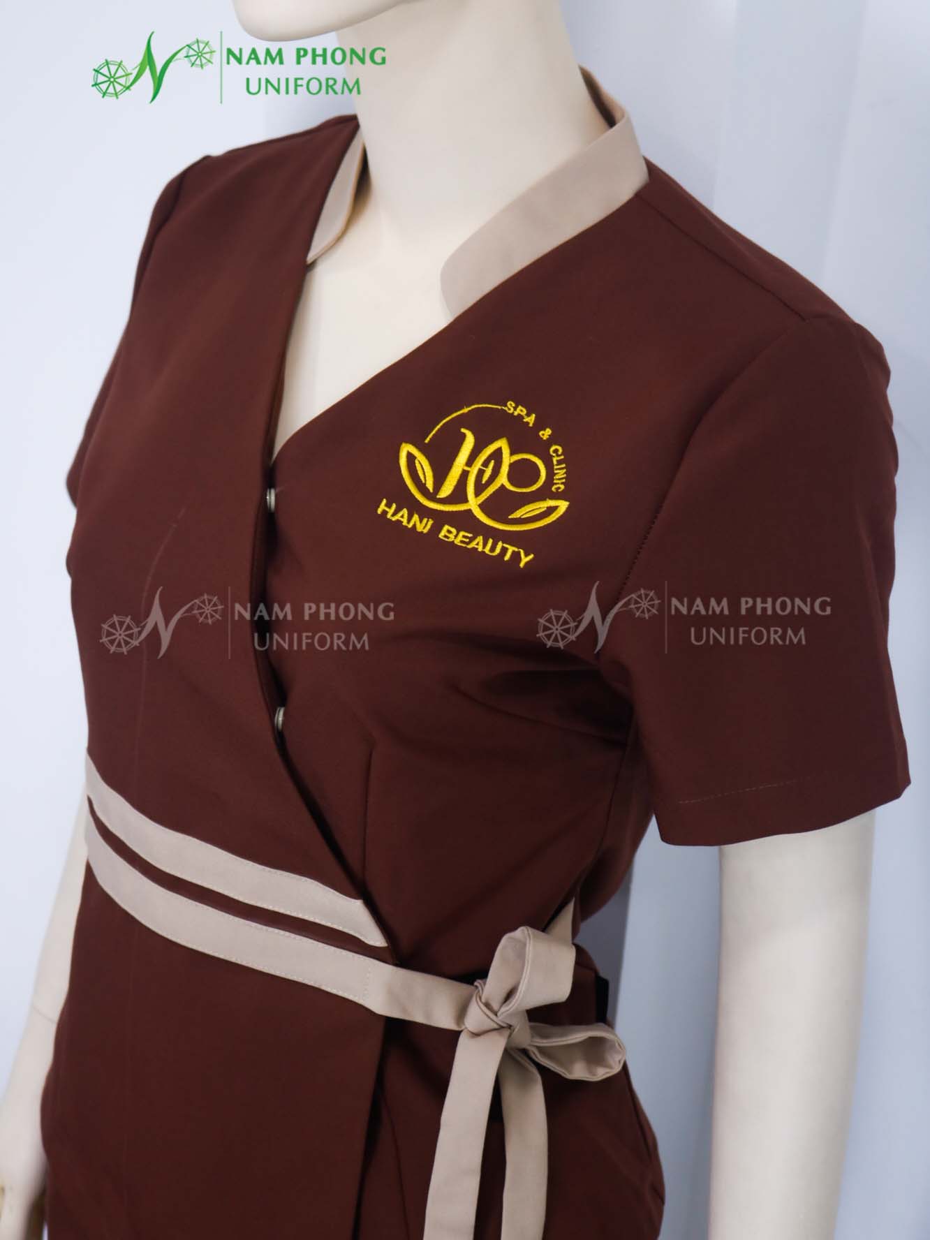 Quần Áo Đồng Phục Màu Nâu Thêu Logo Hani Beauty Spa &Amp; Clinic Quần Áo Đồng Phục Màu Nâu Thêu Logo Hani Beauty Spa & Clinic