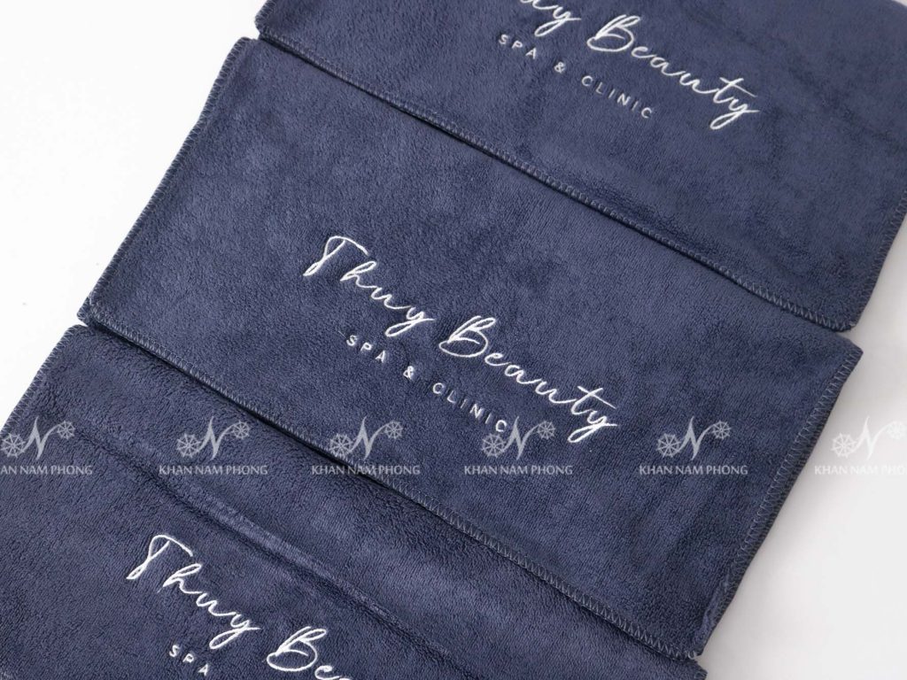 Khăn Quấn Tóc Spa Microfiber Màu Xám Thêu Logo Kt - 35X75Cm Khăn Quấn Tóc Spa Microfiber Màu Xám Thêu Logo KT - 35x75cm