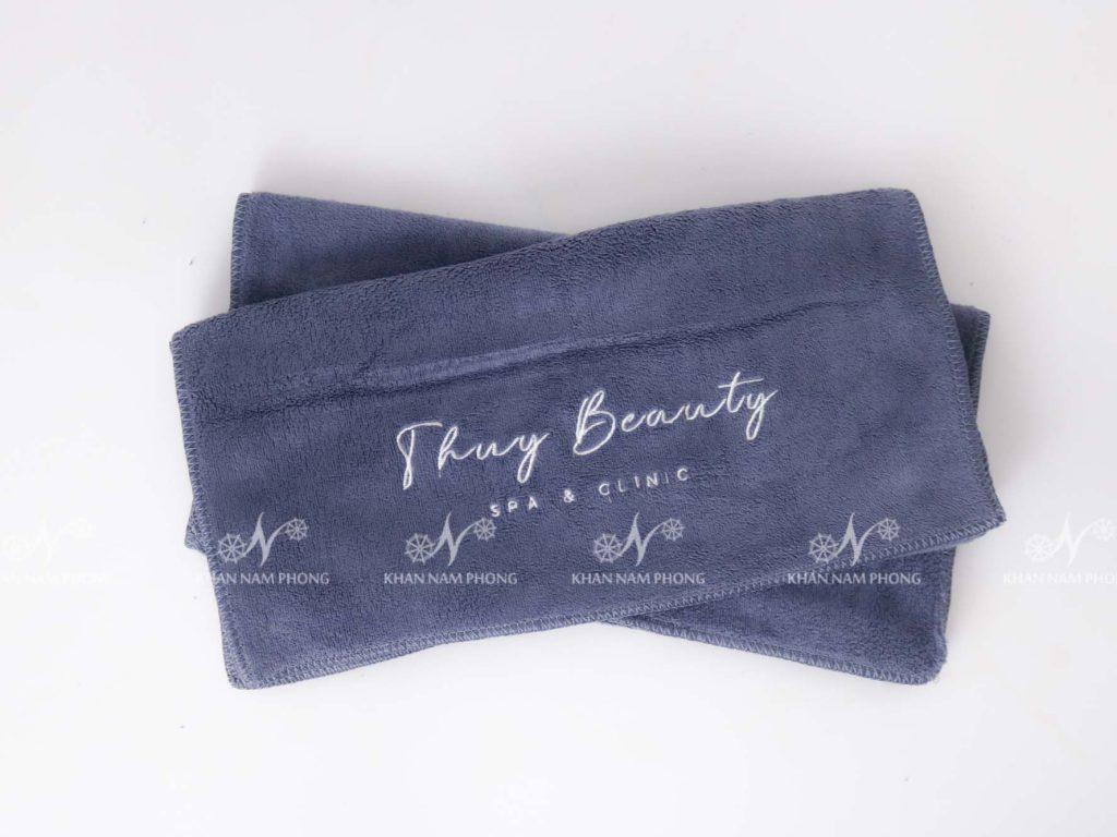 Khăn Quấn Tóc Spa Microfiber Màu Xám Thêu Logo Kt - 35X75Cm Khăn Quấn Tóc Spa Microfiber Màu Xám Thêu Logo KT - 35x75cm