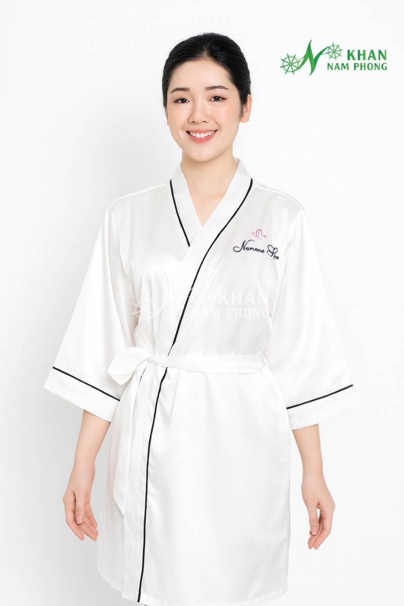 Áo Choàng Tắm Spa Lụa Phi Bóng Màu Trắng Sữa Freesize Thêu Logo Nanaco Spa Áo Choàng Tắm Spa Lụa Phi Bóng Màu Trắng Sữa Freesize Thêu Logo Nanaco Spa