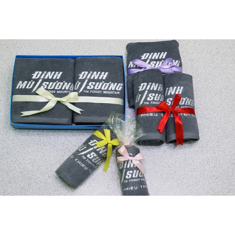 Khăn Tặng Tri Ân Khách Hàng Phim Đỉnh Mù Sương Màu Xám Cotton Khăn Tặng Tri Ân Khách Hàng Phim Đỉnh Mù Sương Màu Xám Cotton