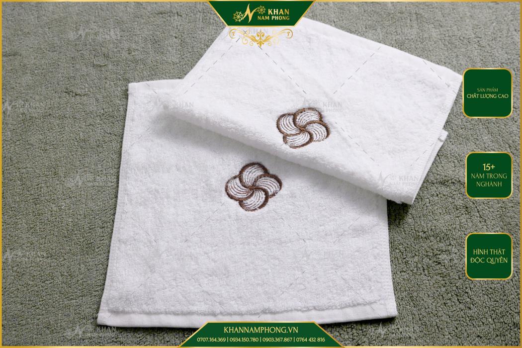 Khăn Tay Spa Cotton Thêu Logo Hoa Đơn Giản Ở Giữa Khăn Kích Thước 25X25Cm Khăn tay spa cotton thêu logo hoa đơn giản ở giữa khăn kích thước 25x25cm