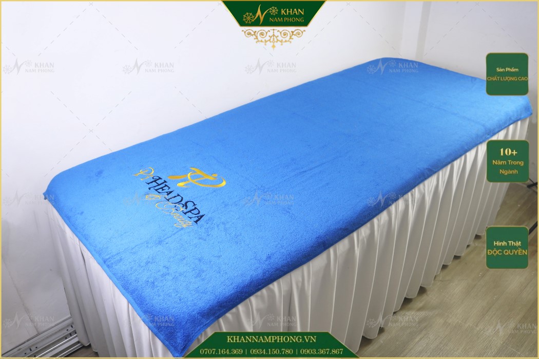 Khăn trải giường spa màu xanh dương thêu logo đẹp Khăn trải giường spa màu xanh dương thêu logo đẹp