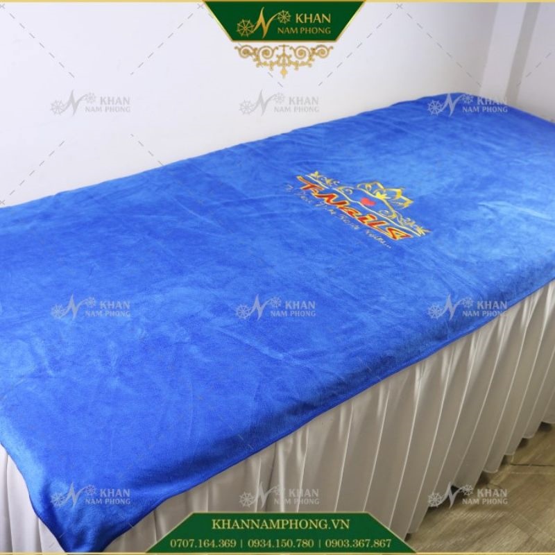 Khăn Trải Giường Spa Màu Xanh Dương Thêu Logo Chất Liệu Microfiber Khăn trải giường spa màu xanh dương thêu logo chất liệu microfiber
