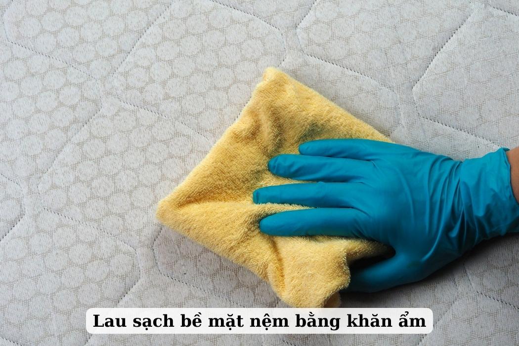Lau Sạch Bề Mặt Nệm Bằng Khăn Ấm Lau sạch bề mặt nệm bằng khăn ấm