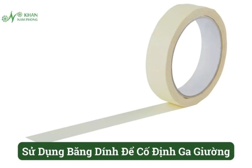 Sử Dụng Băng Dính Để Cố Định Ga Giường Sử dụng băng dính để cố định ga giường