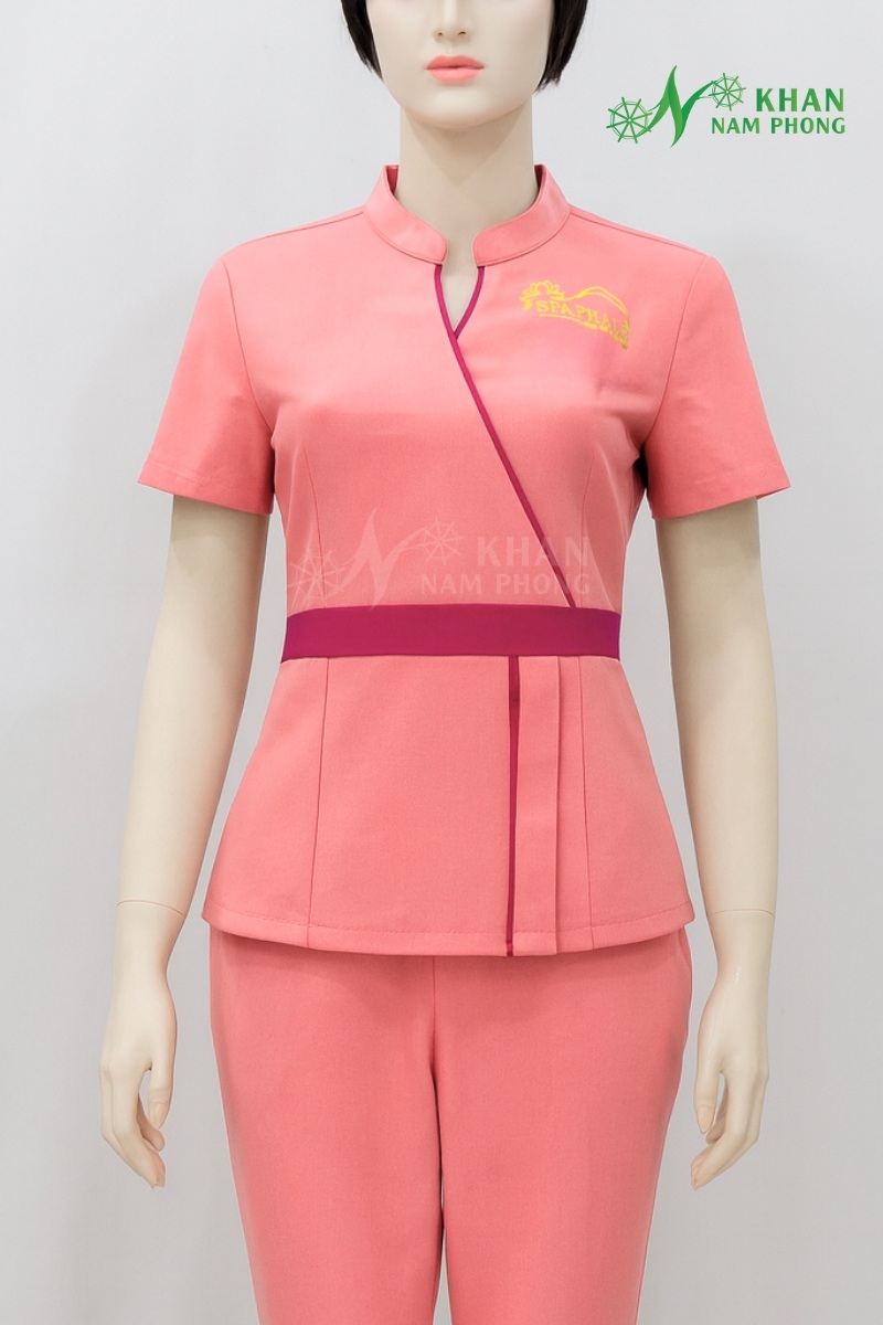Quần Áo Đồng Phục Spa Nữ Màu Hồng Cam Thêu Logo Spa Pha Lê Đồng phục spa nữ màu hồng cam với thiết kế đẹp mắt, thể hiện phong cách chuyên nghiệp.