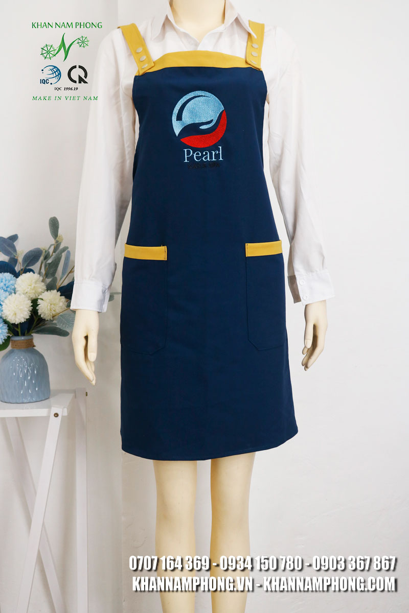 Mẫu Tạp Dề Làm Nail, Làm Tóc Dáng Basic Thêu Logo Màu Xanh Navy, Viền Vàng Mẫu Tạp Dề Làm Nail, Làm Tóc Dáng Basic Thêu Logo Màu Xanh Navy, Viền Vàng