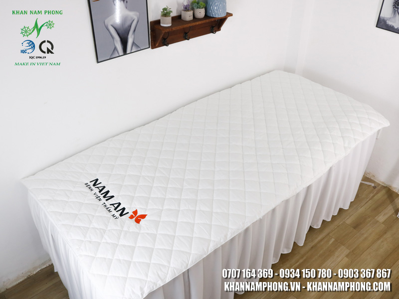 Ga Trải Giường Spa, Thẩm Mỹ Viện Cotton Chần Bông Màu Trắng Thêu Logo &Quot;Nam An&Quot; Ga Trải Giường Spa, Thẩm Mỹ Viện Cotton Chần Bông Màu Trắng Thêu Logo "Nam An"