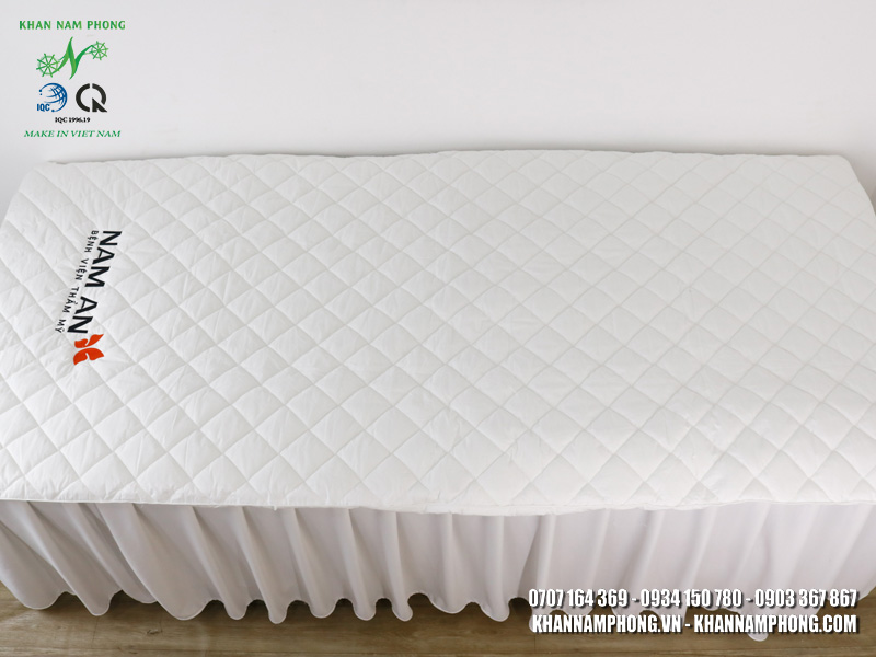 Ga Trải Giường Spa, Thẩm Mỹ Viện Cotton Chần Bông Màu Trắng Thêu Logo &Quot;Nam An&Quot; Ga Trải Giường Spa, Thẩm Mỹ Viện Cotton Chần Bông Màu Trắng Thêu Logo "Nam An"