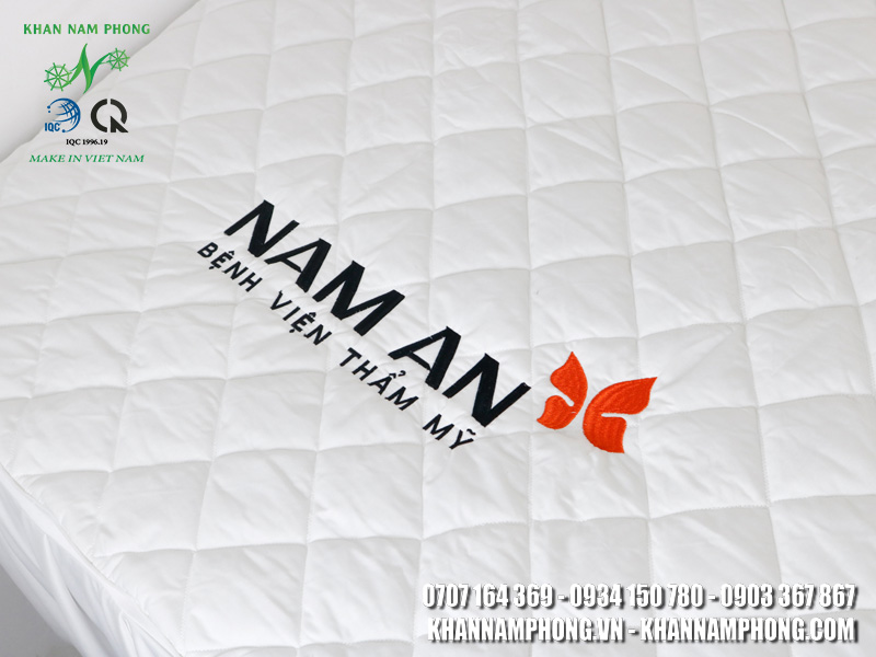 Ga Trải Giường Spa, Thẩm Mỹ Viện Cotton Chần Bông Màu Trắng Thêu Logo &Quot;Nam An&Quot; Ga Trải Giường Spa, Thẩm Mỹ Viện Cotton Chần Bông Màu Trắng Thêu Logo "Nam An"
