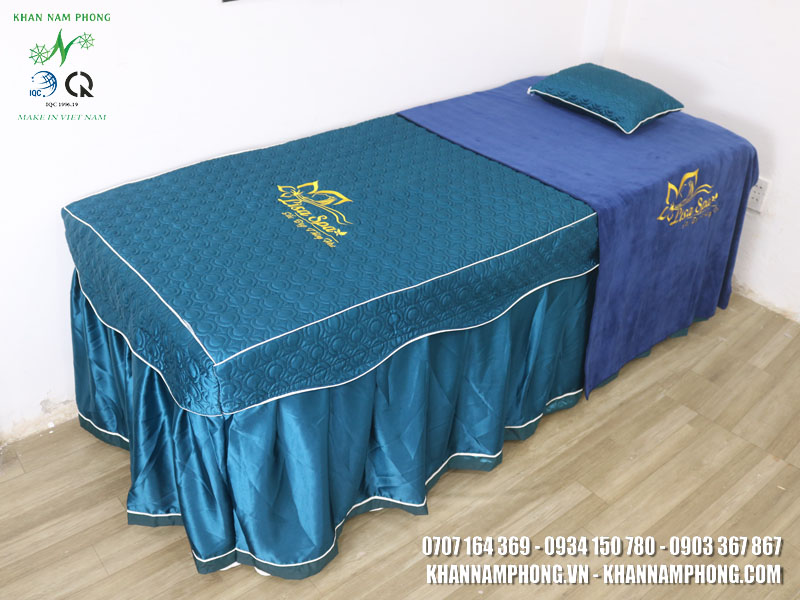 Ga Giường Spa Lụa Chần Bông Màu Xanh Navy Thêu Logo &Quot;Lisa Spa&Quot; Kèm Gối Và Khăn Đắp Ga Giường Spa Lụa Chần Bông Màu Xanh Navy Thêu Logo "LISA SPA" Kèm Gối Và Khăn Đắp