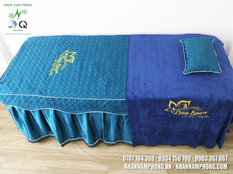 Ga Giường Spa Lụa Chần Bông Màu Xanh Navy Thêu Logo &Quot;Lisa Spa&Quot; Kèm Gối Và Khăn Đắp Ga Giường Spa Lụa Chần Bông Màu Xanh Navy Thêu Logo "LISA SPA" Kèm Gối Và Khăn Đắp