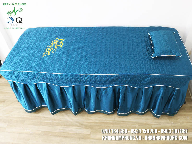 Ga Giường Spa Lụa Chần Bông Màu Xanh Navy Thêu Logo &Quot;Lisa Spa&Quot; Kèm Gối Và Khăn Đắp Ga Giường Spa Lụa Chần Bông Màu Xanh Navy Thêu Logo "LISA SPA" Kèm Gối Và Khăn Đắp