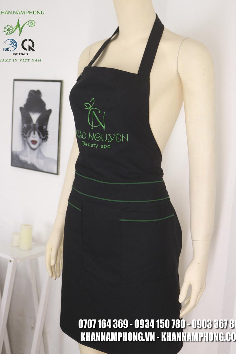 Tạp Dề Spa Màu Đen Cotton Lạnh Cổ Yếm Freesize Thêu Logo Cao Nguyên Beauty Spa Tạp Dề Spa Màu Đen Cotton Lạnh Cổ Yếm Freesize Thêu Logo Cao Nguyên Beauty Spa