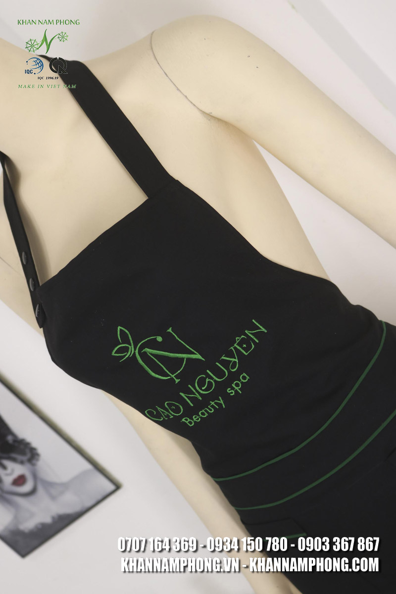 Tạp Dề Spa Màu Đen Cotton Lạnh Cổ Yếm Freesize Thêu Logo Cao Nguyên Beauty Spa Tạp Dề Spa Màu Đen Cotton Lạnh Cổ Yếm Freesize Thêu Logo Cao Nguyên Beauty Spa