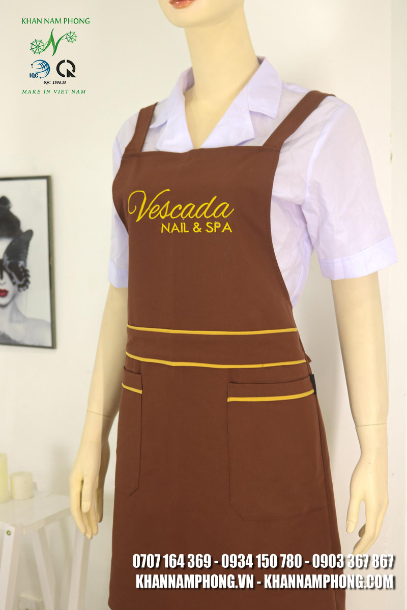 Tạp Dề Màu Nâu Xinh Xắn Thêu Logo Thương Hiệu Vescada Nail &Amp; Spa Tạp Dề Màu Nâu Xinh Xắn Thêu Logo Thương Hiệu Vescada Nail & Spa