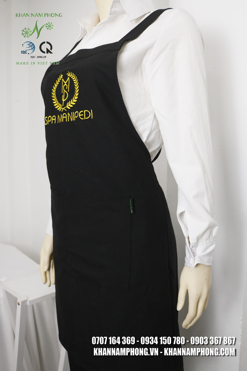 Tạp Dề Spa Màu Đen Cotton Lạnh Cổ Vuông Freesize Thêu Logo Manipedi – Khăn Nam Phong Tạp Dề Spa Màu Đen Cotton Lạnh Cổ Vuông Freesize Thêu Logo Manipedi – Khăn Nam Phong