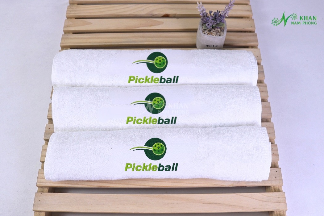 Khăn Cotton Thể Thao Pickleball Trắng 34X80Cm Thêu Logo Bóng Xoáy Xanh Lá Khăn cotton thể thao pickleball thêu logo xanh lá với kiểu dáng hiện đại và chất liệu cao cấp.