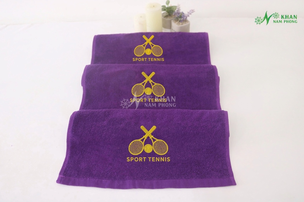 Khăn Lau Mồ Hôi Tennis, Cầu Lông 100% Cotton Màu Tím Đậm Thêu Logo 34X80Cm Khăn Lau Mồ Hôi Tennis, Cầu Lông 100% Cotton Màu Tím Đậm Thêu Logo 34x80cm