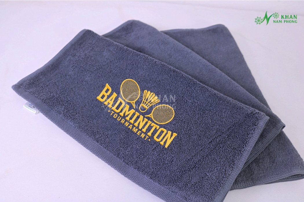 Khăn Lau Mồ Hôi Cầu Lông 100% Cotton Màu Xám Thêu Logo 34X80Cm Khăn Lau Mồ Hôi Cầu Lông 100% Cotton Màu Xám Thêu Logo 34x80cm