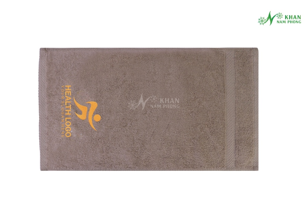 Khăn Thể Thao Chạy Bộ Màu Nâu Tây Chất Liệu 100% Cotton Thêu Logo 34X80Cm Khăn thể thao chạy bộ cotton màu nâu tây với logo thêu sắc nét.