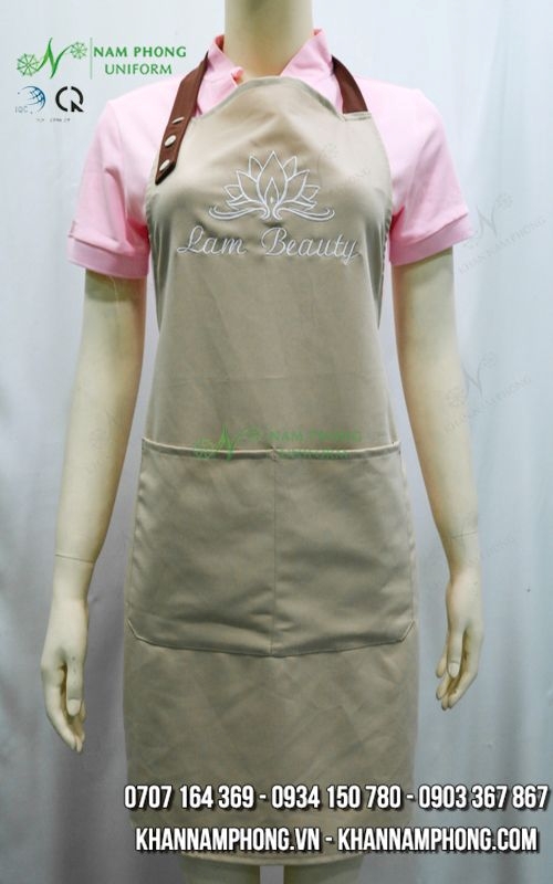 Tạp Dề Spa Màu Nâu Nhạt Cotton Lạnh Cổ Yếm Freesize Thêu Logo Lam Beauty Tạp Dề Spa Màu Nâu Nhạt Cotton Lạnh Cổ Yếm Freesize Thêu Logo Lam Beauty