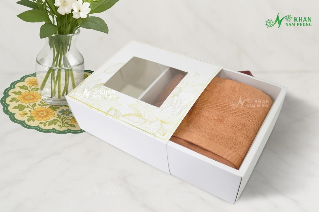 Combo 2 Khăn Quà Tặng Vbamboo 28X50Cm &Amp; 50X100Cm Màu Cam Đất Đóng Gói Hộp Kéo Trắng Combo khăn quà tặng cao cấp với thiết kế màu cam đất, phù hợp làm quà tặng cho khách hàng.