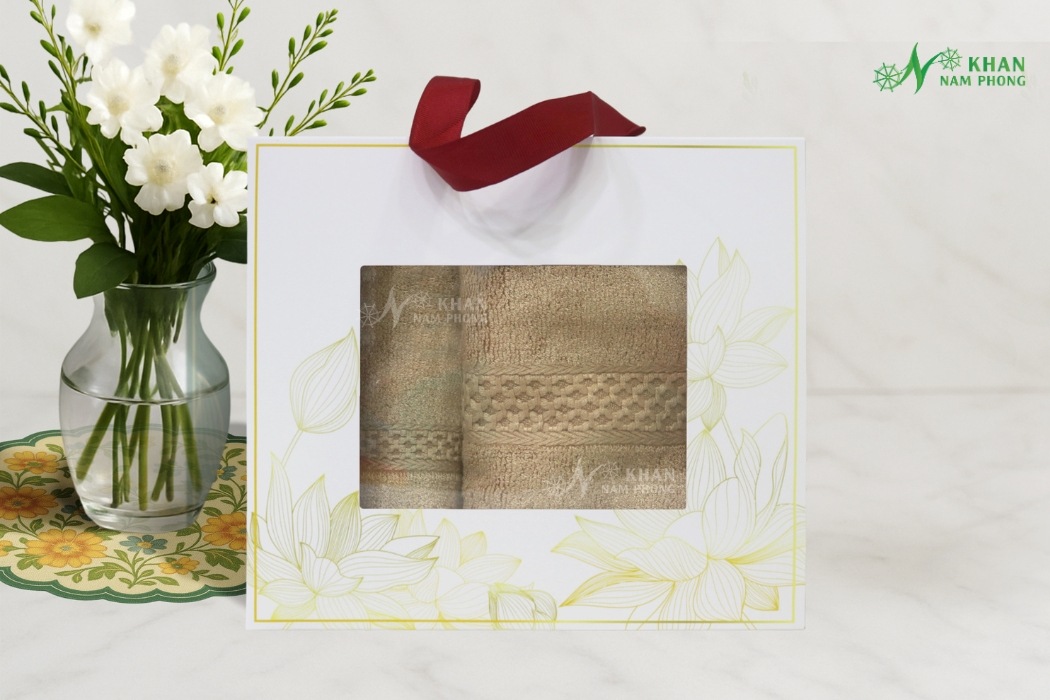 Combo 2 Khăn Quà Tặng VBamboo 28x50cm & 50x100cm Màu Nâu Nhạt Đóng Gói Hộp Kéo Trắng Có Quai Xách Combo 2 Khăn Quà Tặng VBamboo 28x50cm & 50x100cm Màu Nâu Nhạt Đóng Gói Hộp Kéo Trắng Có Quai Xách