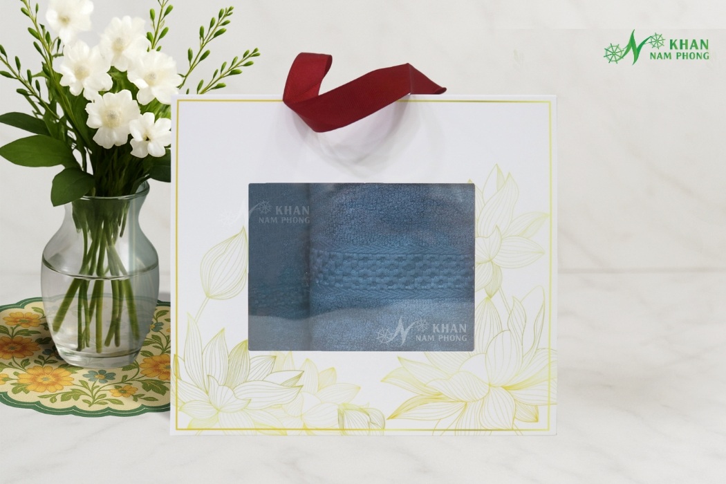 Combo 2 Khăn Quà Tặng Vbamboo 28X50Cm &Amp; 50X100Cm Màu Xanh Bụi Đóng Gói Hộp Kéo Trắng Combo Khăn Quà Tặng VBamboo màu xanh bụi cao cấp, thể hiện sự sang trọng và chất lượng.