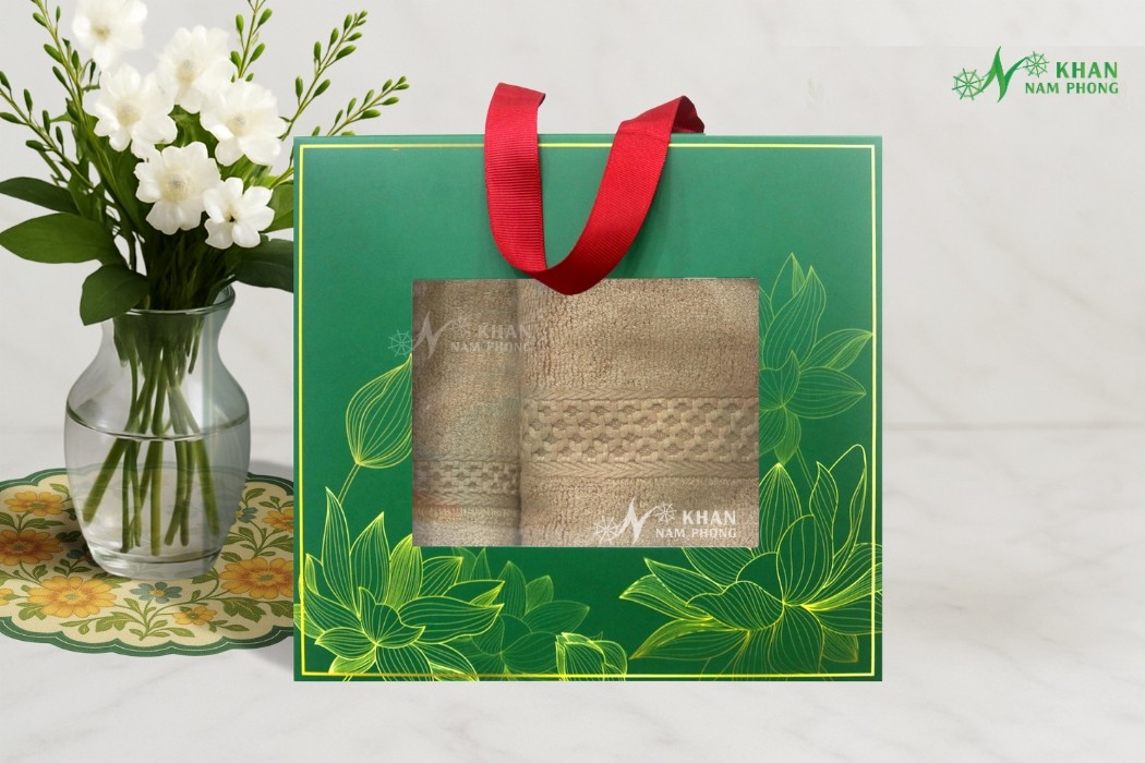 Set 2 Khăn Quà Tặng Vbamboo 28X50Cm &Amp; 50X100Cm Màu Nâu Nhạt Đóng Hộp Kéo Xanh Lá Set khăn quà tặng sang trọng với chất liệu khăn cotton 100% tự nhiên