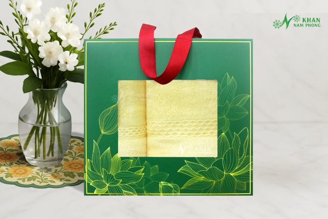 Set 2 Khăn Quà Tặng Vbamboo 28X50Cm &Amp; 50X100Cm Màu Vàng Đóng Hộp Kéo Xanh Lá Set 2 khăn quà tặng cao cấp màu vàng trong hộp sang trọng