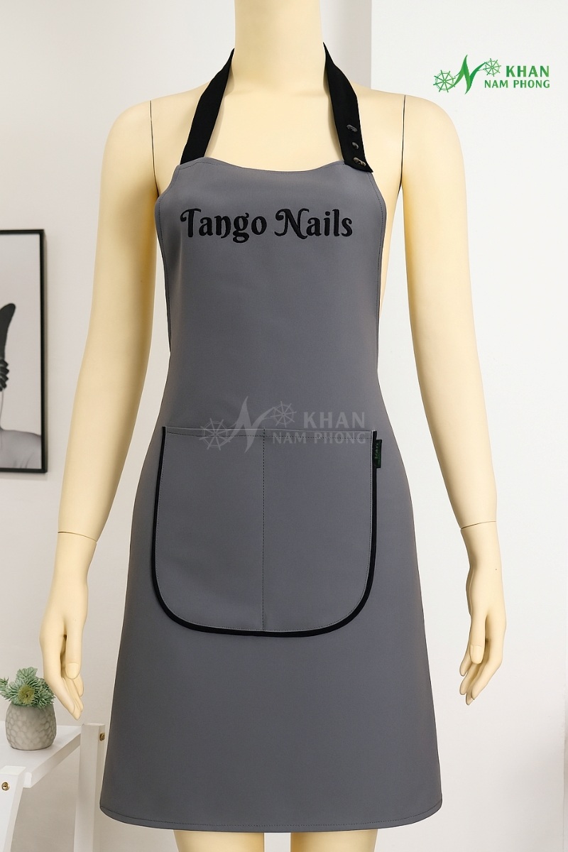 Tạp Dề Nail Màu Xám Phối Đen Cổ Yếm Cotton Lạnh Thêu Logo Tango Nails Freesize Tạp dề nail màu xám phối đen cổ yếm cotton lạnh thêu logo Tango Nails freesize