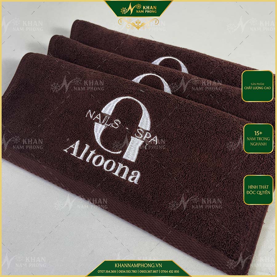 Khăn Tay Làm Nail 34X34Cm Màu Nâu Socola Thêu Logo &Quot;Altoona&Quot; Khăn Tay Làm Nail 34x34cm Màu Nâu Socola Thêu Logo "ALTOONA"