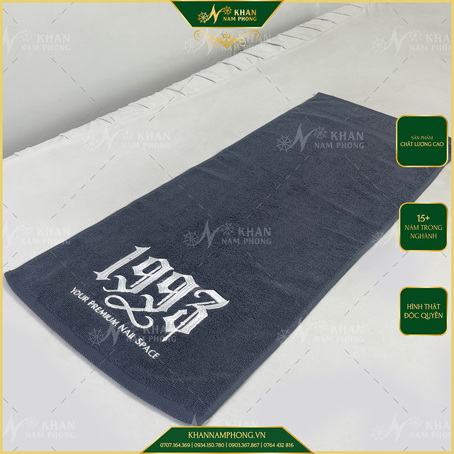 Khăn Làm Nail, Làm Móng Cotton Thêu Logo 1993 Màu Xám 35X80Cm Khăn Làm Nail Cotton Thêu Logo Màu Xám 35x80cm